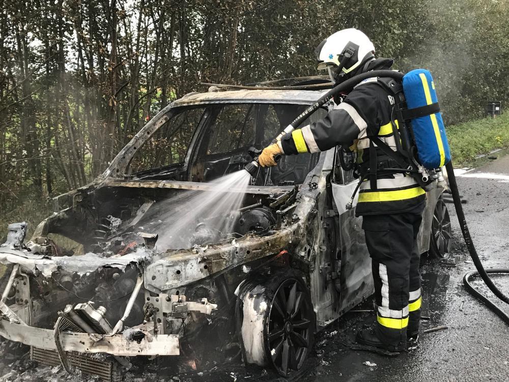 Auto vat plots vuur op E40 in Jabbeke, bestuurder kan net op tijd ontsnappen