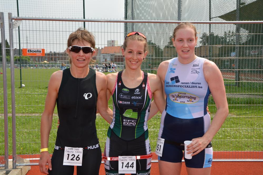We zien het podium bij de dames met v.l.n.r. : Ellen Louwagie, winnares Louise Vandenbroucke en Lies Vermont.