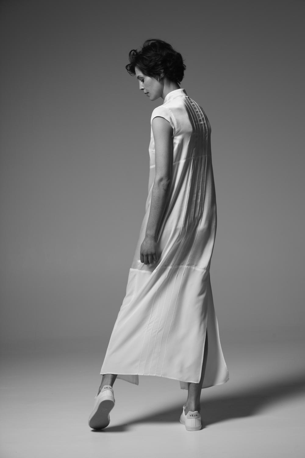 Marjan Storme ontwerpt uitgepuurde kledingstukken voor vrouwen.