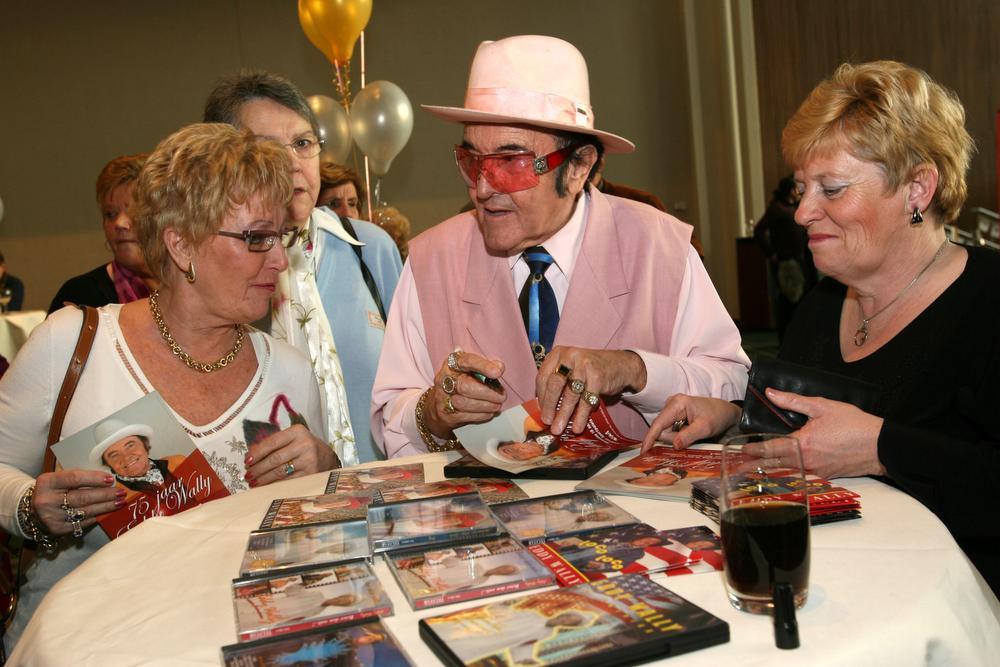 Eddy Wally werd naar aanleiding van zijn 75ste verjaardag gehuldigd tijdens een optreden voor senioren in het Kursaal. Eddy nam uitgebreid de tijd om een praatje te slaan met zijn fans en handtekeningen uit te delen.