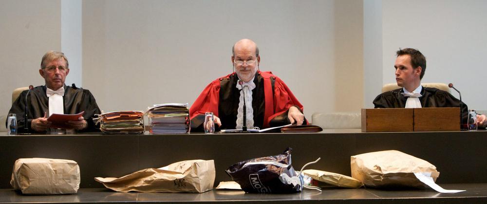 Voorzitter Jean Libert, geflankeerd door rechters Paul Verstraete en Frederik Gheeraert.