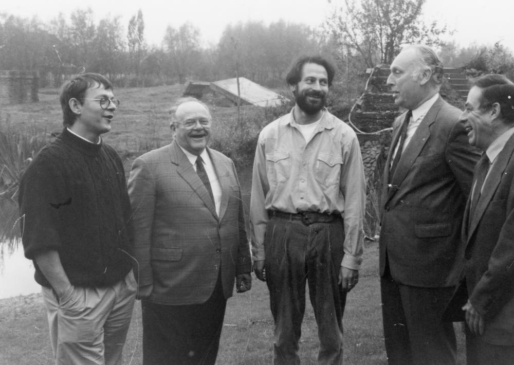Walther Holvoet, tweede van rechts, in 1991 naast Marc Lybaert, Guido Willaert, Gaby Van der Cruyssen en Roger Meersseman. Inzet: een recente foto van wijlen Walther Holvoet.
