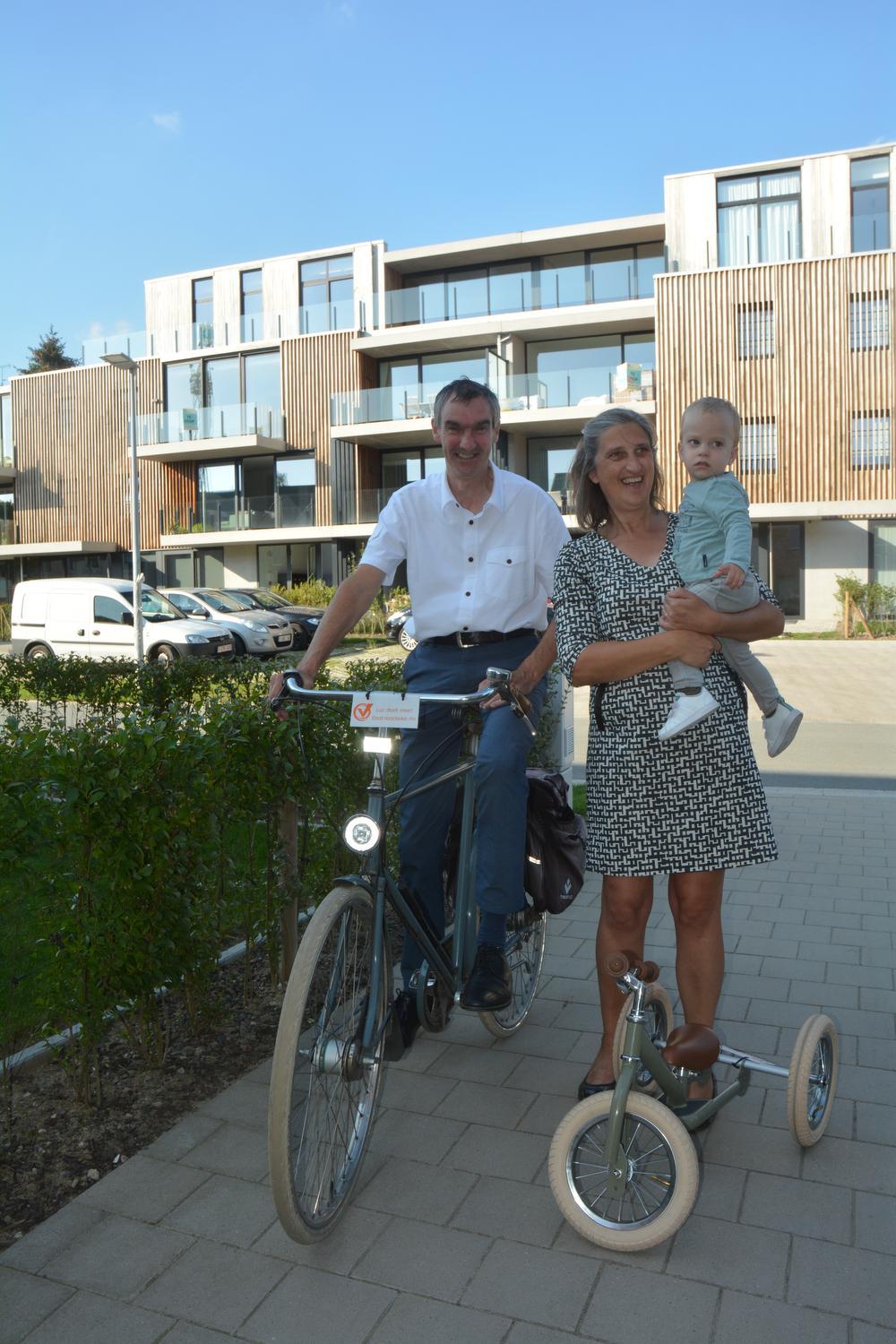 Op de nieuwe wijk De Krinkel heeft de nieuwe burgemeester het naar zijn zin met zijn vrouw Mia Vervaeck en kleinkind Cyriel.
