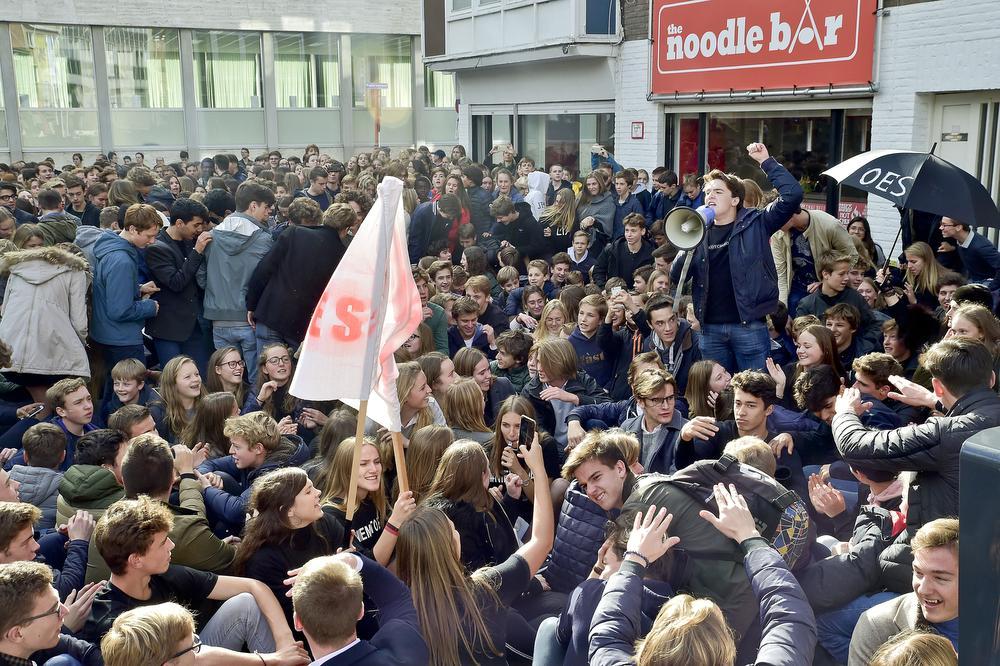 Duizendtal leerlingen protesteren tegen toekomstplan scholengroep Sint-Michiel in Roeselare 