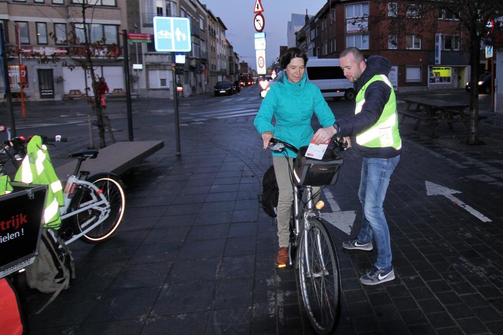 Stad Kortrijk deelt 5.000 fietslichtjes uit