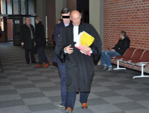 Bryan I., achter zijn advocaat Jurgen Dehaemers.