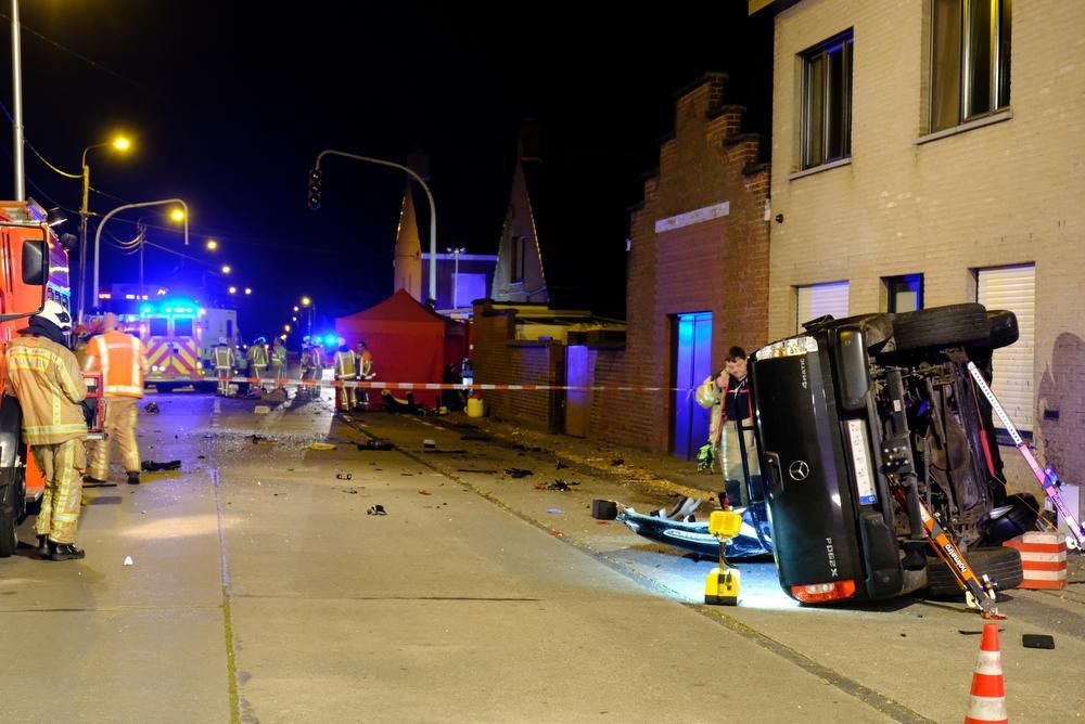 De pick-up belandde op zijn zijde tegen een woning.