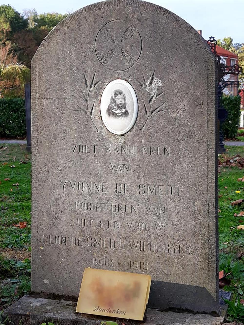 Het graf van de kleine Yvonne Mathilde staat er dankzij Herwien opnieuw keurig bij.