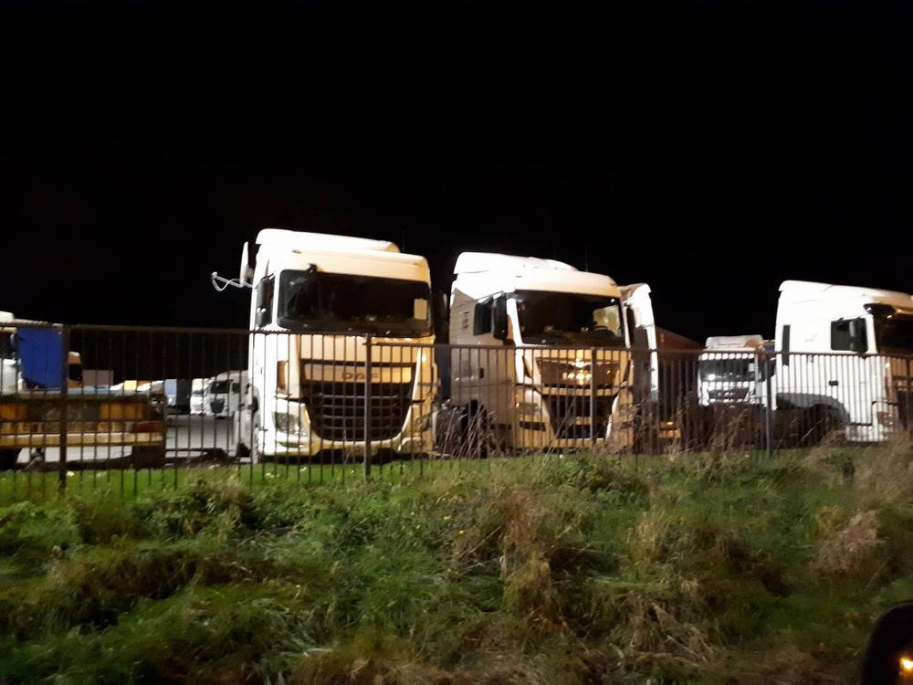 De in beslag genomen trucks staan nog steeds ter plaatse. De chauffeurs zelf slapen in hun camions, dus die zullen daar nu in groep moeten kamperen