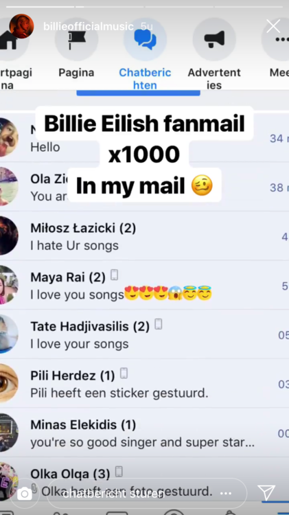 Billie wordt bestookt met berichten van fans en af en toe een hater.