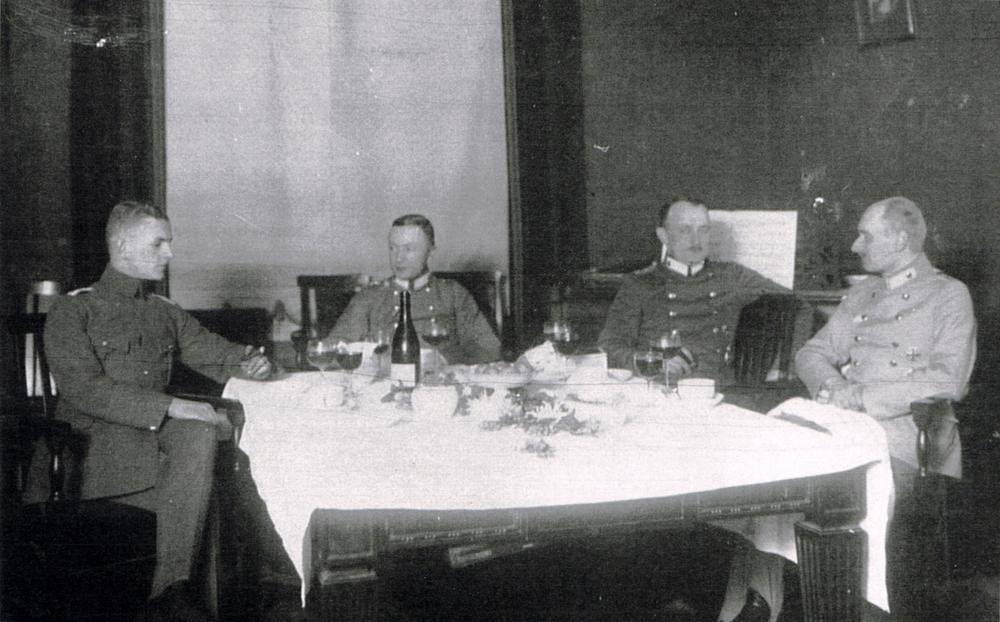 Op deze foto uit 1917 zien we Jona von Ustinov - vader van acteur Sir Peter Ustinov - tweede van links samen met andere Duitse officieren in het kasteel van Heule.