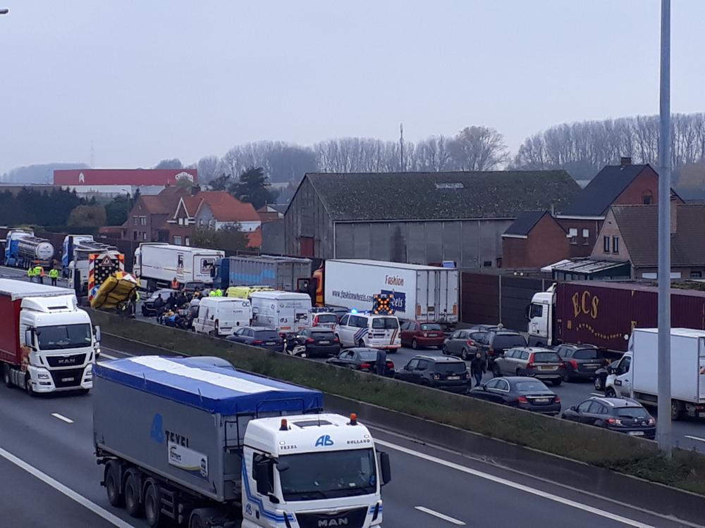 E17 vrijgemaakt na zwaar ongeval met zes voertuigen in Waregem