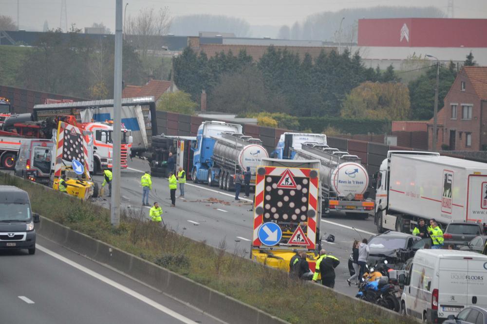 E17 vrijgemaakt na zwaar ongeval met zes voertuigen in Waregem
