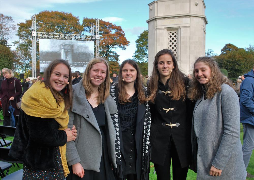 Brit Hofman, Jana Neirynck, Roxan Dewaele, Emma Dessein, en Justine Decock gaven een korte voorstelling van een aantal gesneuvelde soldaten.