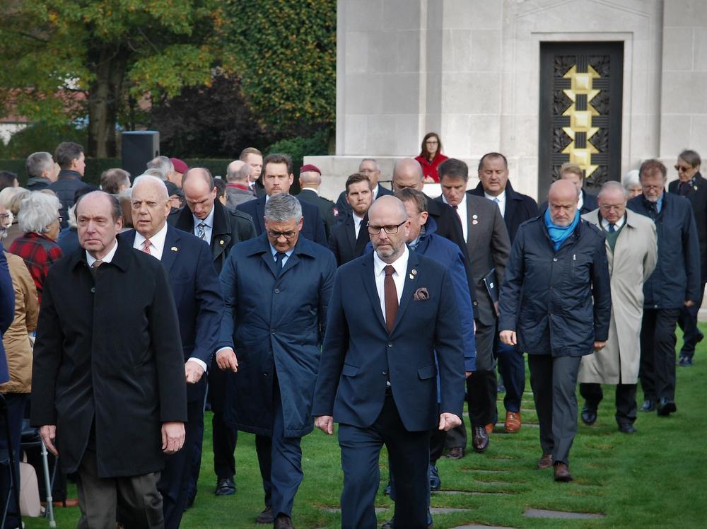 De speciale genodigden verlaten het Amerikaans Kerkhof na de ceremonie ter ere van de 100-jarige herdenking van het einde van de Eerste Wereldoorlog.