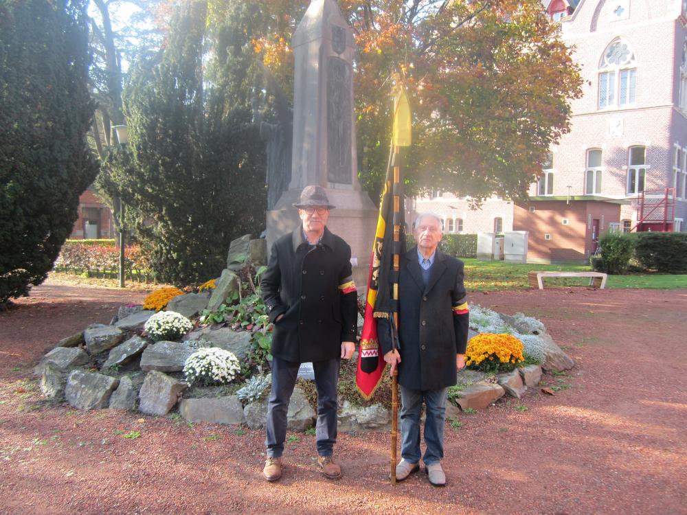 Paul Desmet (links) en Geert 't Kint aan het oorlogsmonument in het park. Zij zijn de organisatoren voor de NSB van de jaarlijkse herdenking van Wapenstilstand. Op 11 oktober kregen ze de Zilveren Palmen van de Nationale Strijdersbond van België voor 15 jaar grote toewijding: Paul als voorzitter-secretaris en Geert als vlaggdrager-schatbewaarder voor NSB Ruiselede.