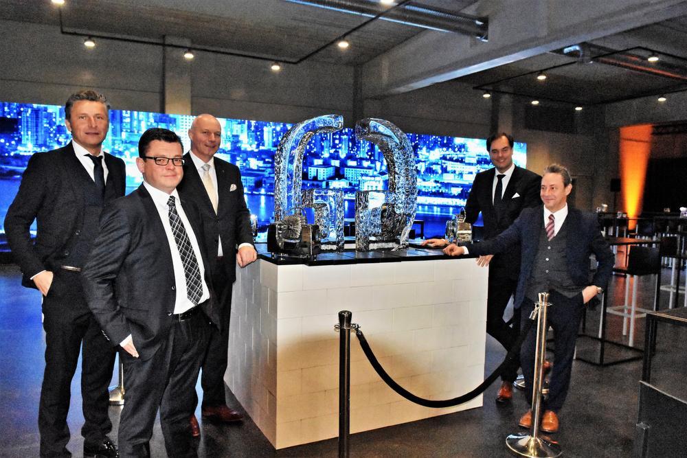 We zien Marc Vandeputte, Nicoals Depla, CEO Vincent Yserbyt, John Calemeyn en Gunther Pekoms in de nieuwe showroom.