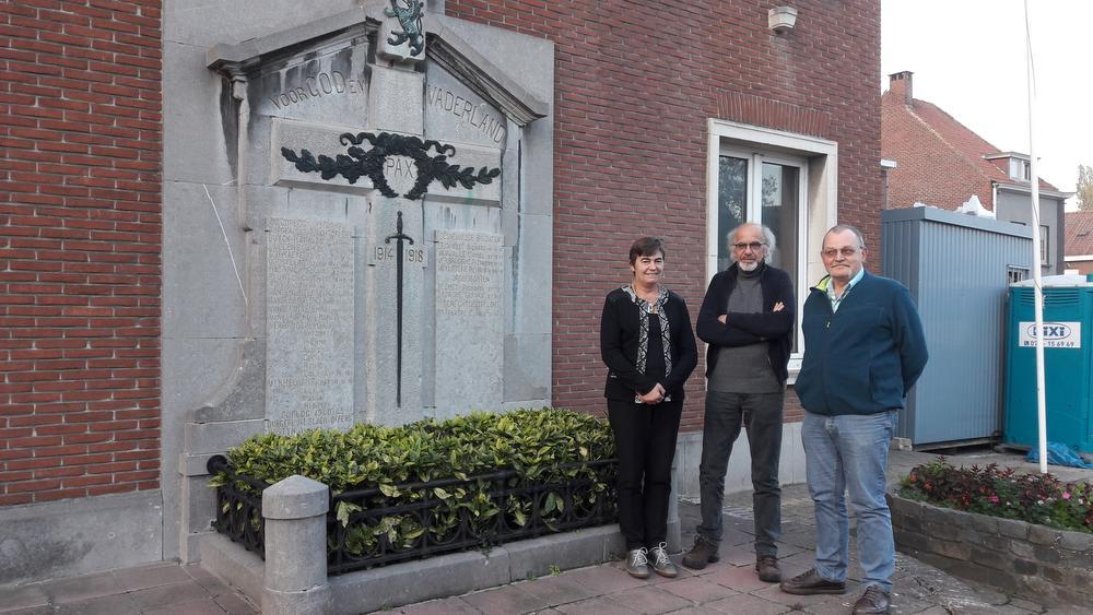 Monique Claerhout, Geert Eeckhout en Rudy Verbrugghe van de heemkundige kring bevinden zich vlakbij het monument waarop de slachtoffers van de gasbom vermeld staan.