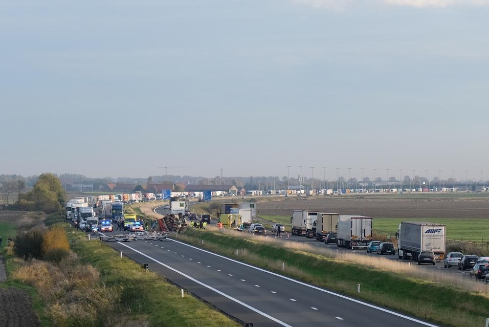 Grote ravage langs E40 tussen Nieuwpoort en Oostduinkerke