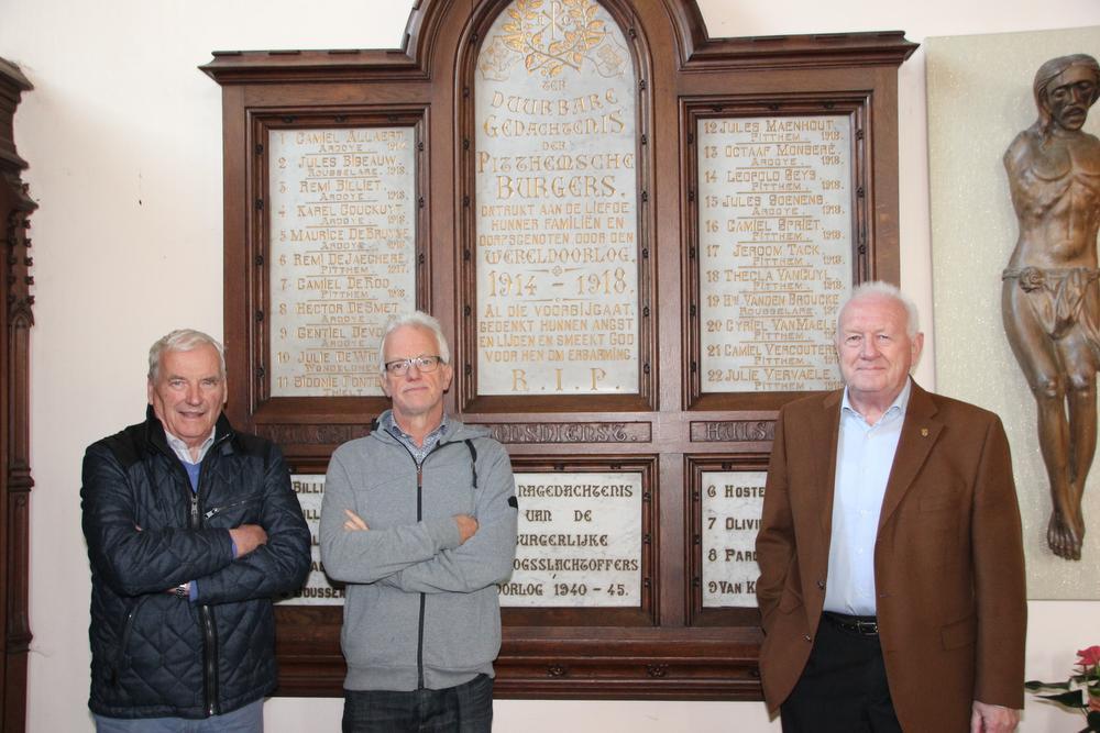 We zien Willy Deconinck, Paul Van Brabant en Paul Lambrecht voor de gedenkplaat voor de oorlogsslachtoffers in de Pittemse kerk.