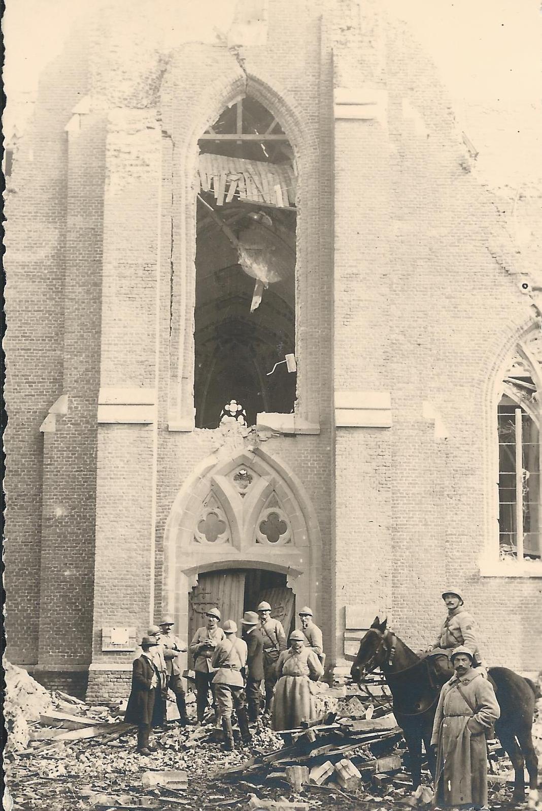 Toen de Franse troepen Pittem naderden, beslisten de Duitsers om de beide kerktorens op te blazen. De kerk liep heel wat schade op.