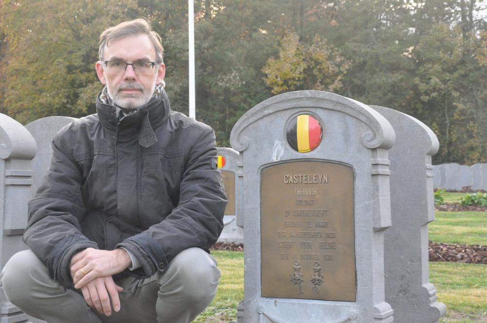 Roel Struyve bij het graf van Theodoor Casteleyn op de militaire begraafplaats in Steenbrugge. Theodoor was 25 jaar oud toen hij op 18 oktober aan de Ringbeek in Wingene door obusscherven in de rug getroffen werd. Hij overleed dezelfde dag aan zijn verwondingen.