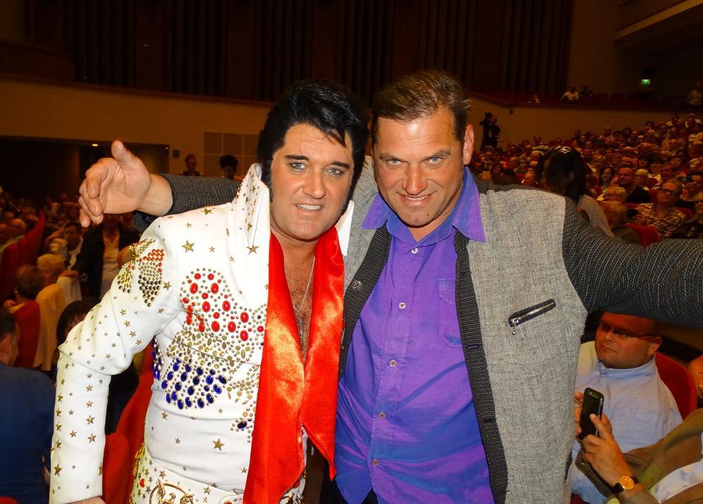 Ook de lokale Elvis-impersonator Luc Evans poseerde graag met zijn Ierse collega.