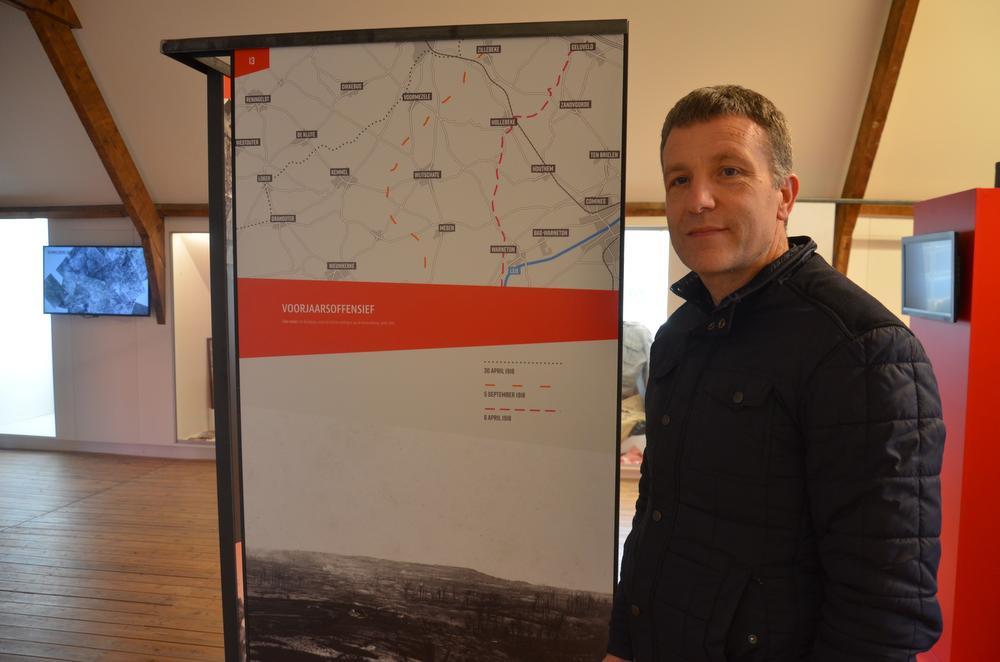 Cultuurcoördinator Koen Baert bij de kaart die de bevrijding van Heuvelland toont.