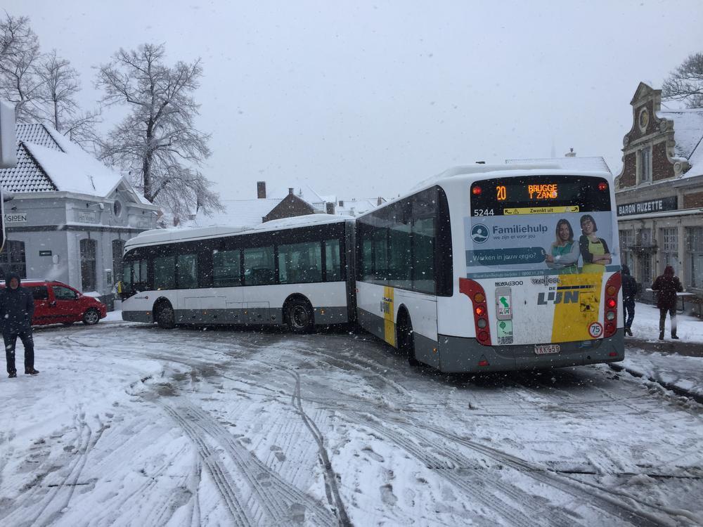 VIDEO Lijnbus crasht tegen vangrail in Brugge en kan niet meer verder rijden