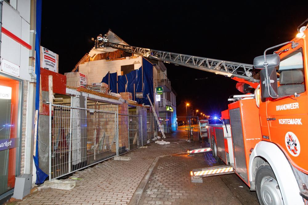 Brandweerlui probeerden het gat te dichten met plastic. Niet simpel, gezien de strakke wind.