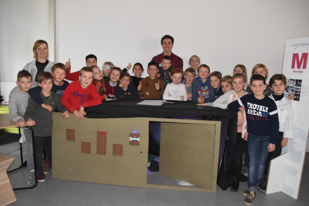 De leerlingen van het vierde leerjaar van de Damiaanschool in Kortrijk bij hun droommachine, de geheime cocon.