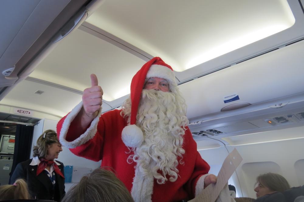 We zien kerstman Koen bezig op de vlucht richting Egypte. Alles gebeurt in samenwerking met Brussels Airlines en Suweb.