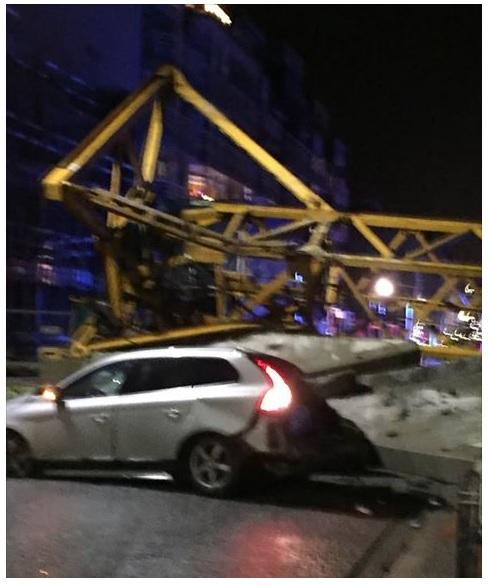 Deze foto van de omgevallen torenkraan werd woensdagavond gepost op Facebook.