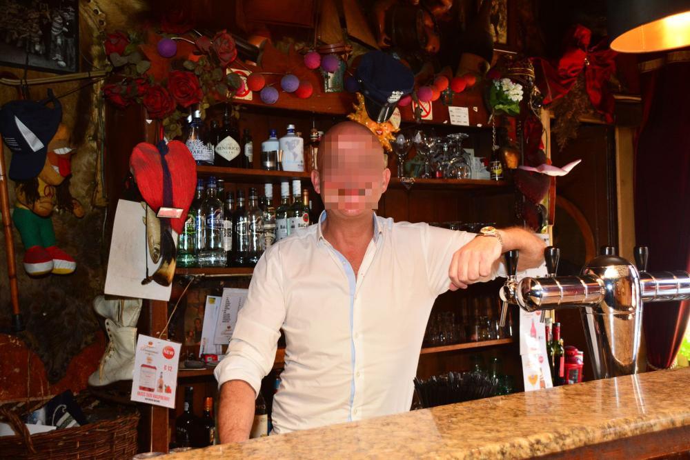 Christophe B. in zijn café, dat hij in de zomer van 2014 met een vennoot - die enkele maanden geleden uit de zaak stapte - overnam.