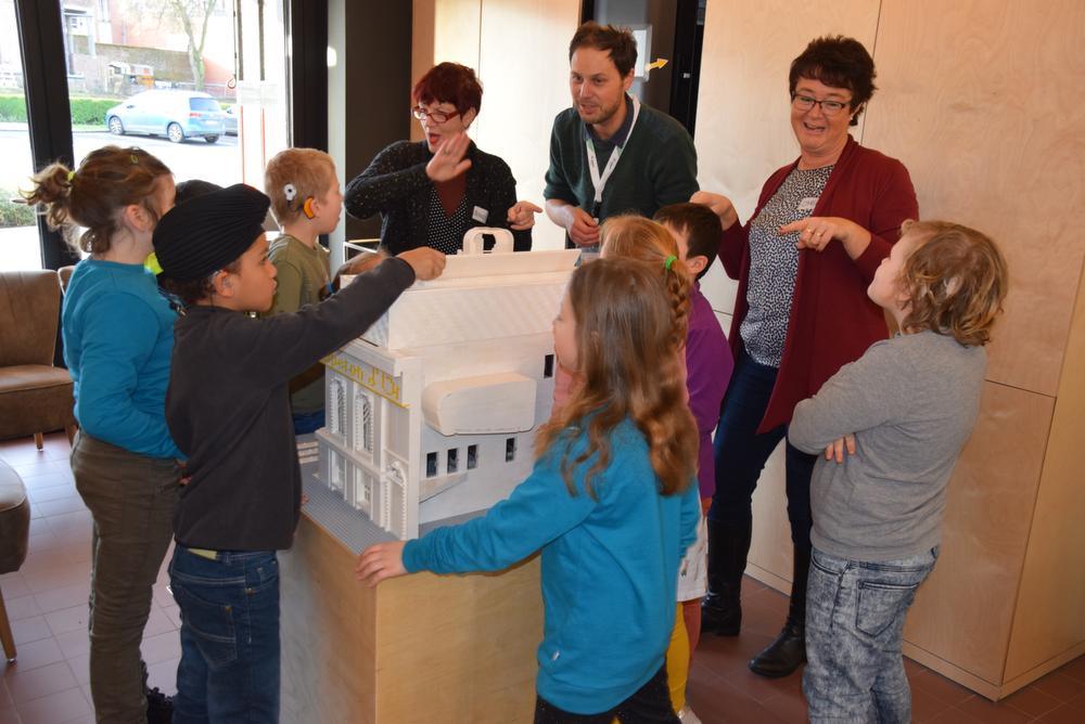 Leerlingen basisschool Spermalie testen LEGO-maquette in Izegems stadsmuseum