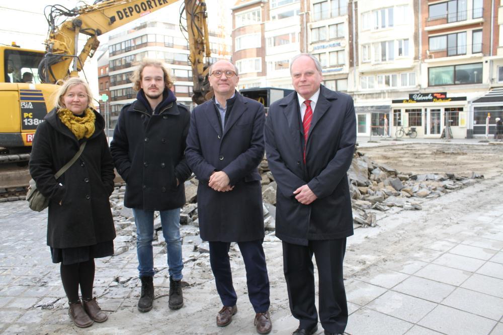 Lies Van Lierde en Jessie Willaert van de directie openbaar domein en burgemeester Johan Vande Lanotte en schepen Jean Vandecasteele gaven het startschot voor de vergroening van het stadscentrum.