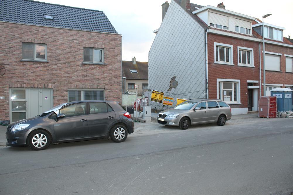 Het ongeval gebeurde in de Duinenstraat net voor het kruispunt met de Beukenlaan. (Foto JRO)