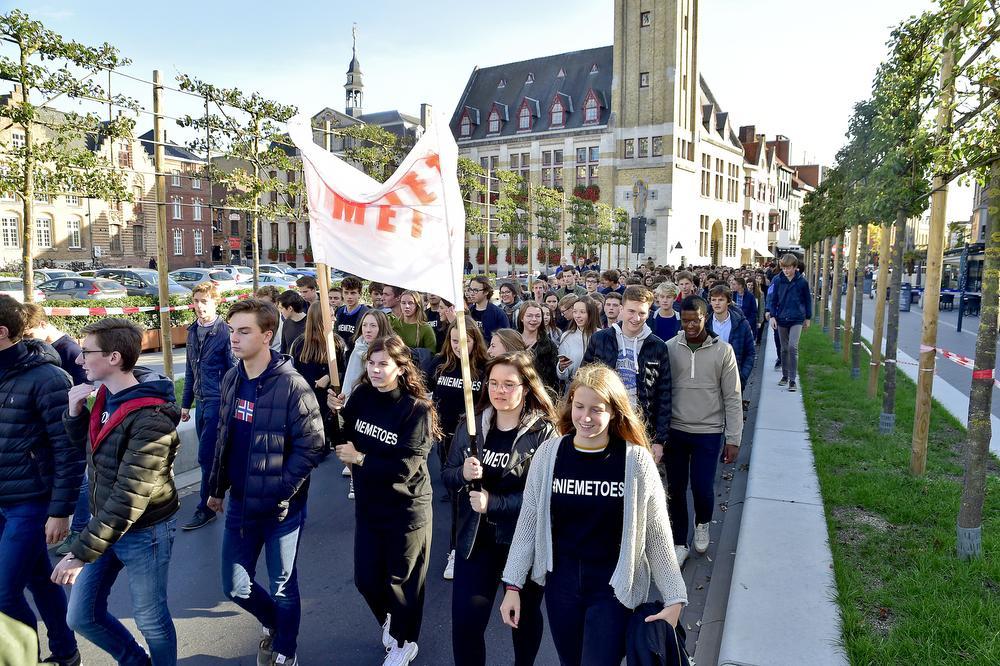 De leerlingen kwamen massaal op straat tegen de plannen. (Foto SB)