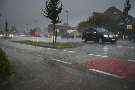 Zware hagelstorm zet deel van Case New Holland onder water