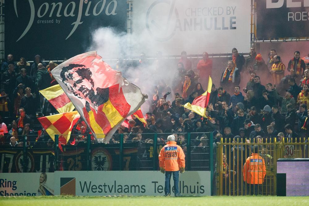 De wedstrijd startte een kwartier later door de ietwat te enthousiaste supporters van KV Mechelen.