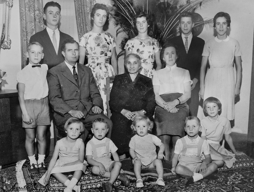 Vader en moeder Bucsán + de 11 kinderen.In het midden de moeder van Florian (Juliano Szabo).Andries (de verteller in het verhaal) staat uiterst links met het vlinderdasje