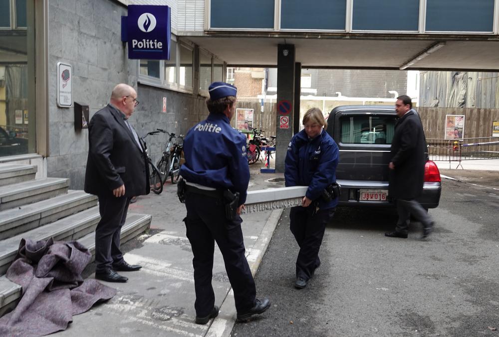 Kortrijkse politie neemt afscheid van oud gebouw met lijkwagen