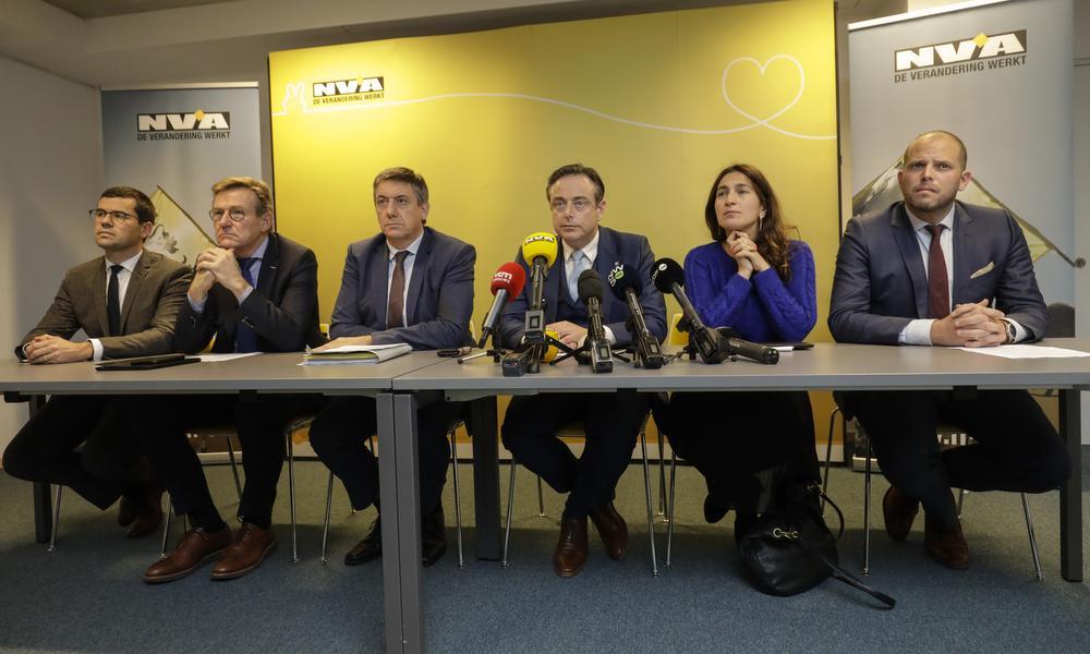 We zien alle regeringsleden van de N-VA samen met voorzitter Bart de Wever tijdens een persconferentie zaterdagavond.