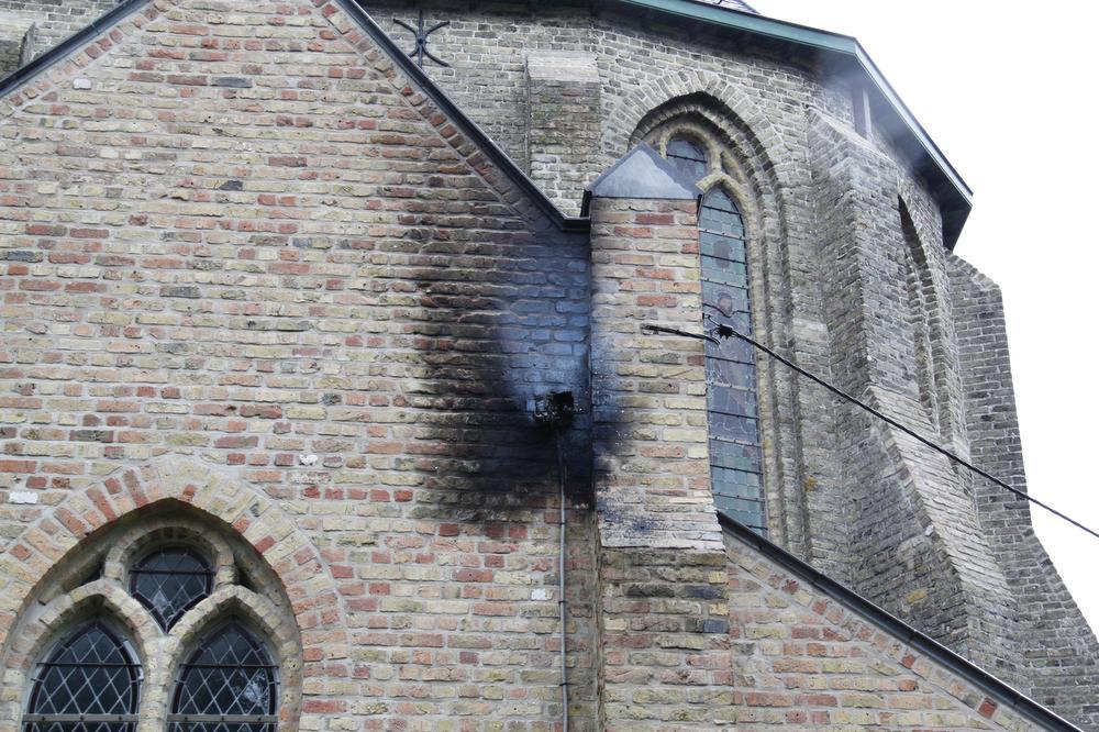 Brandje aan kerk Wulpen snel onder controle