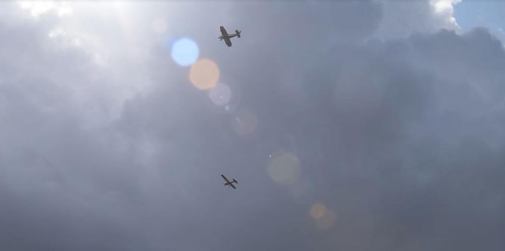 Als eerbetoon vlogen sportvliegtuigjes over Zwevegem. (foto CLL)