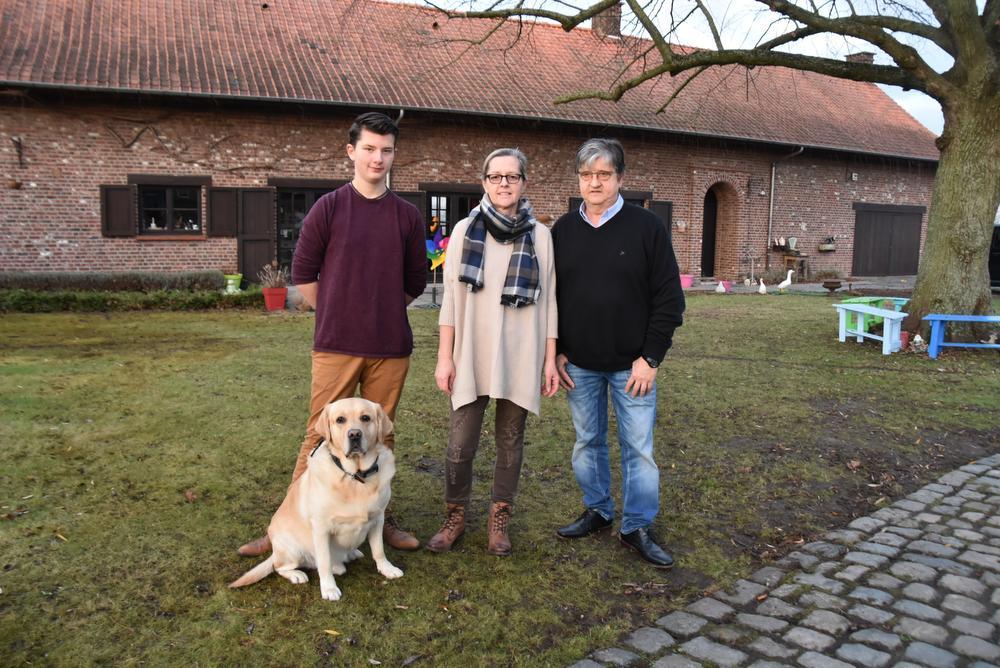 Denis Detavernier en Greetje Delanghe met hun zoon Robbe Detavernier en hun hond bij hun nieuwe Engelenhoeve 2.0 - Wouters huis.