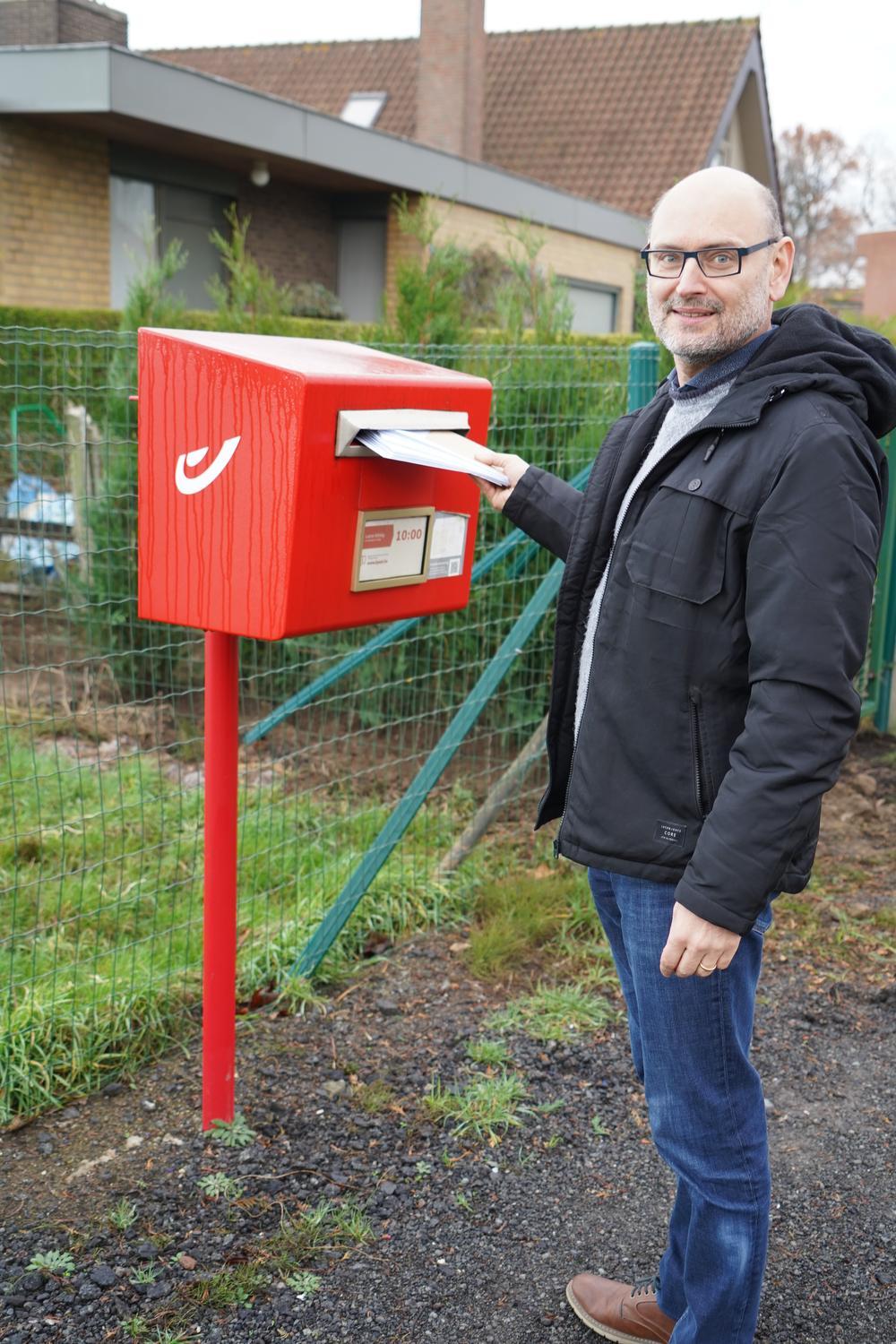 Schooldirecteur Koen Ameye post voortaan de brieven in de Bloemgatstraat, op grondgebied Ardooie. (Foto Luc)
