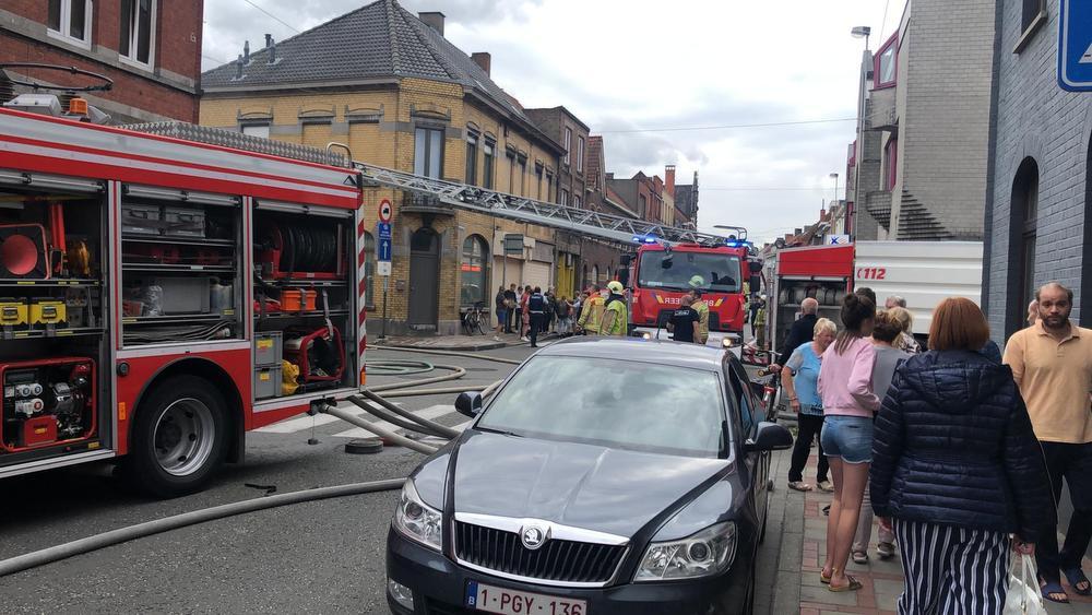 Man springt uit raam bij woningbrand in Roeselare