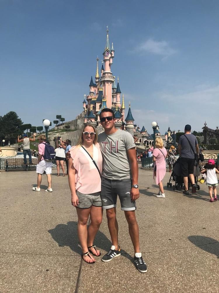 Alicia met Matthias in Disneyland: 