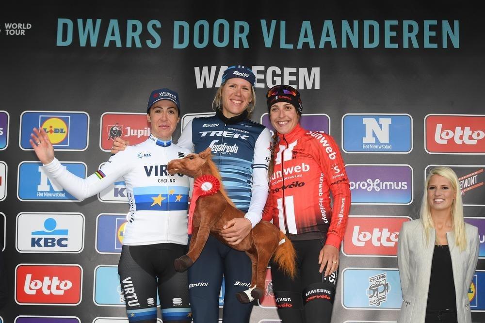 Ellen van Dijk wint voor het tweede jaar op rij Dwars door Vlaanderen bij de vrouwen